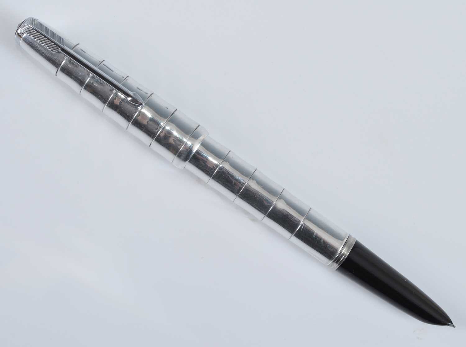 A Parker 51 Aluminium Bamboo fountain pen by Ariel Kullock, the cap with arrow clip and jewel to