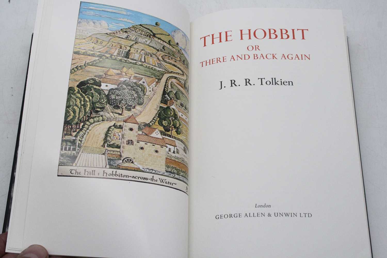 Tolkien, J.R.R.: The Hobbit De Luxe Edition, George Allen and Unwin, 1976, in slipcase. (1) The case - Image 3 of 6