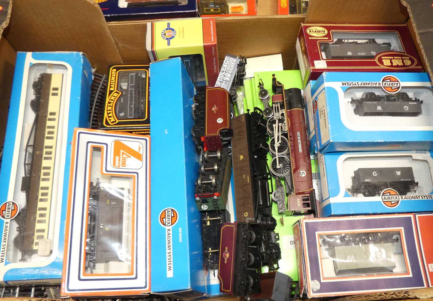 A tray of mixed 00 gauge railway, to include Hornby, Airfix, Triang and others, mixed examples to