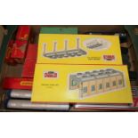 A tray of mixed 00 gauge and 0 gauge boxed locomotives, rolling stock and lineside accessories, to