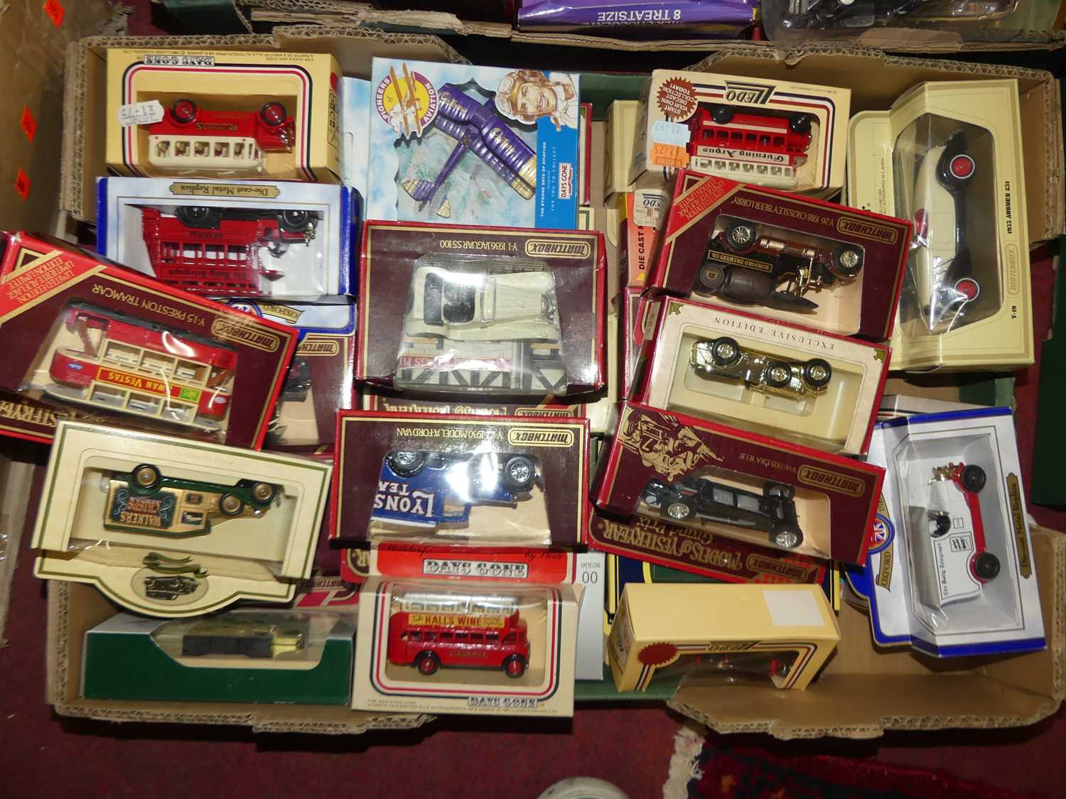 Three trays containing a collection of mixed modern issue diecast to include Matchbox Models of - Bild 2 aus 4