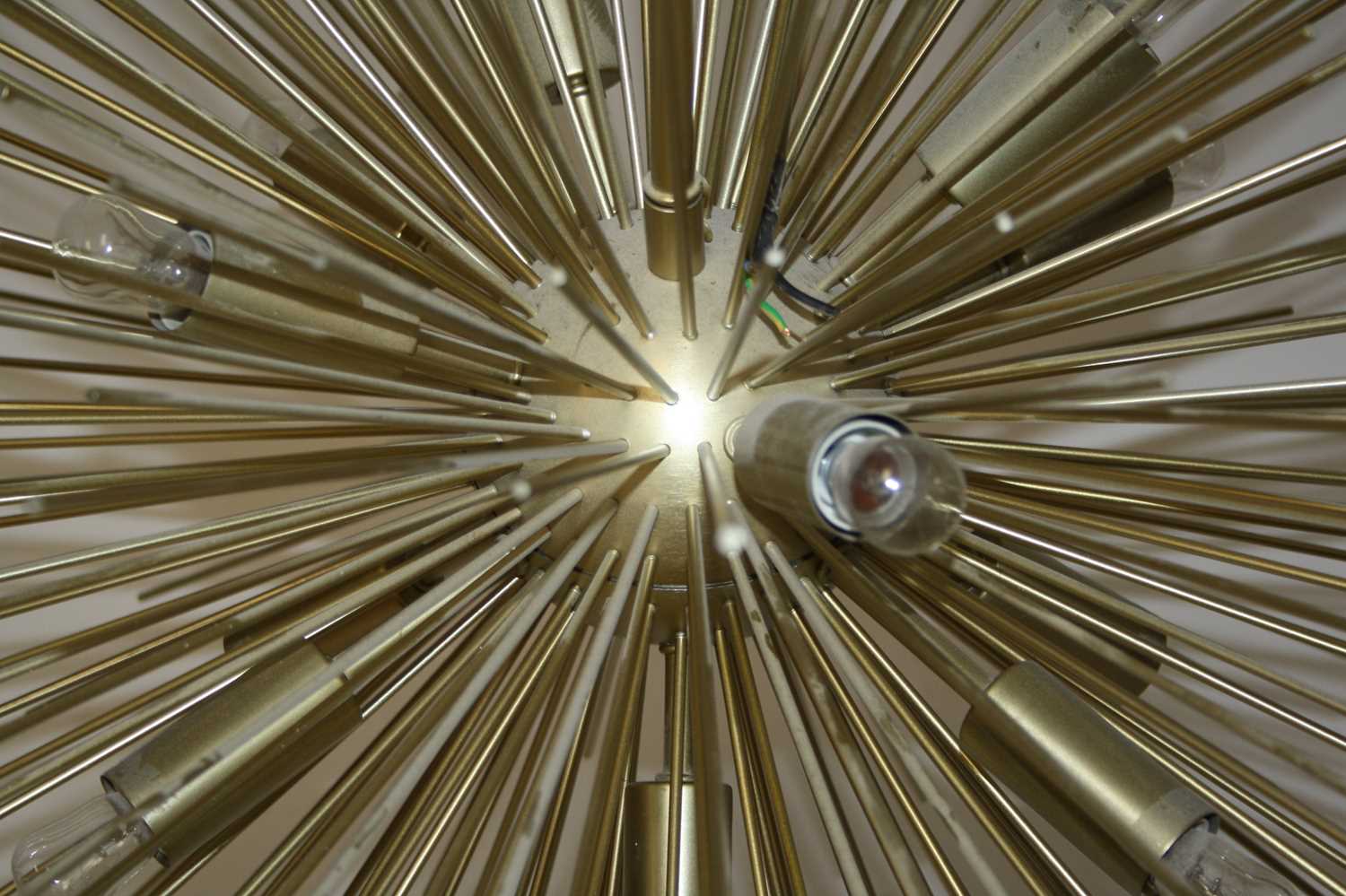 A contemporary gilt brass sunburst hanging ceiling light, having twelve baton lights surrounded by - Bild 3 aus 3