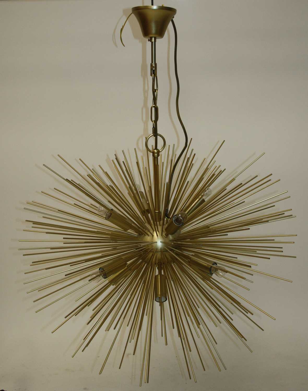 A contemporary gilt brass sunburst hanging ceiling light, having twelve baton lights surrounded by - Bild 2 aus 3