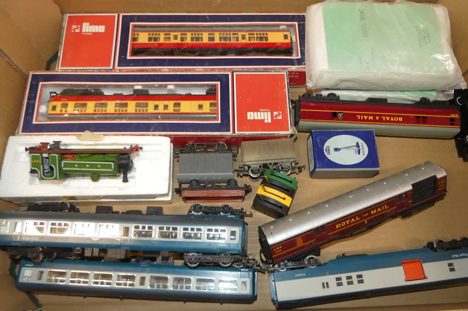 Five boxes containing a single-owner collection of 00 gauge railway, to include Hornby, Triang, Lima - Bild 2 aus 5