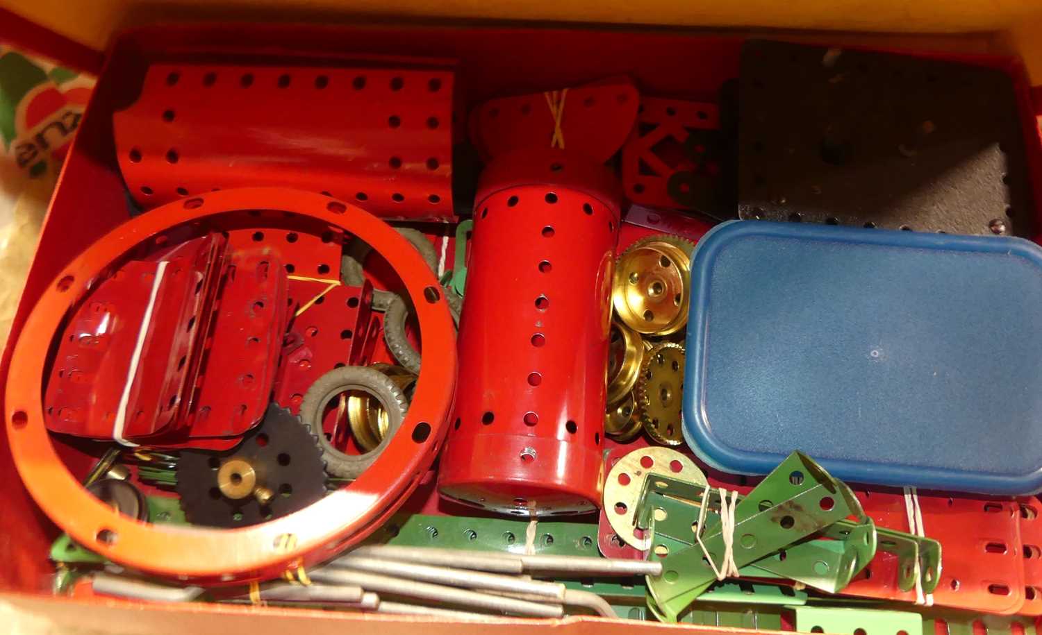 One tray of mixed Meccano construction sets and related ephemera to include a No. 6A accessory - Bild 2 aus 2