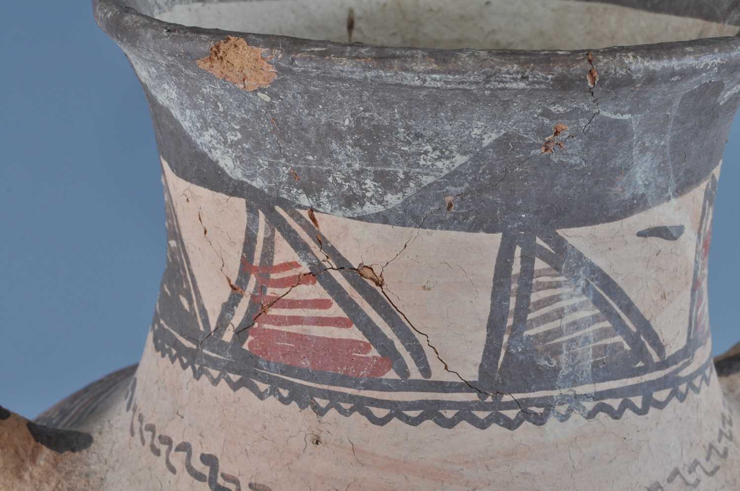 A large pottery twin handled vase of amphora shape, with traditional brushed painted bi-chrome - Bild 2 aus 4