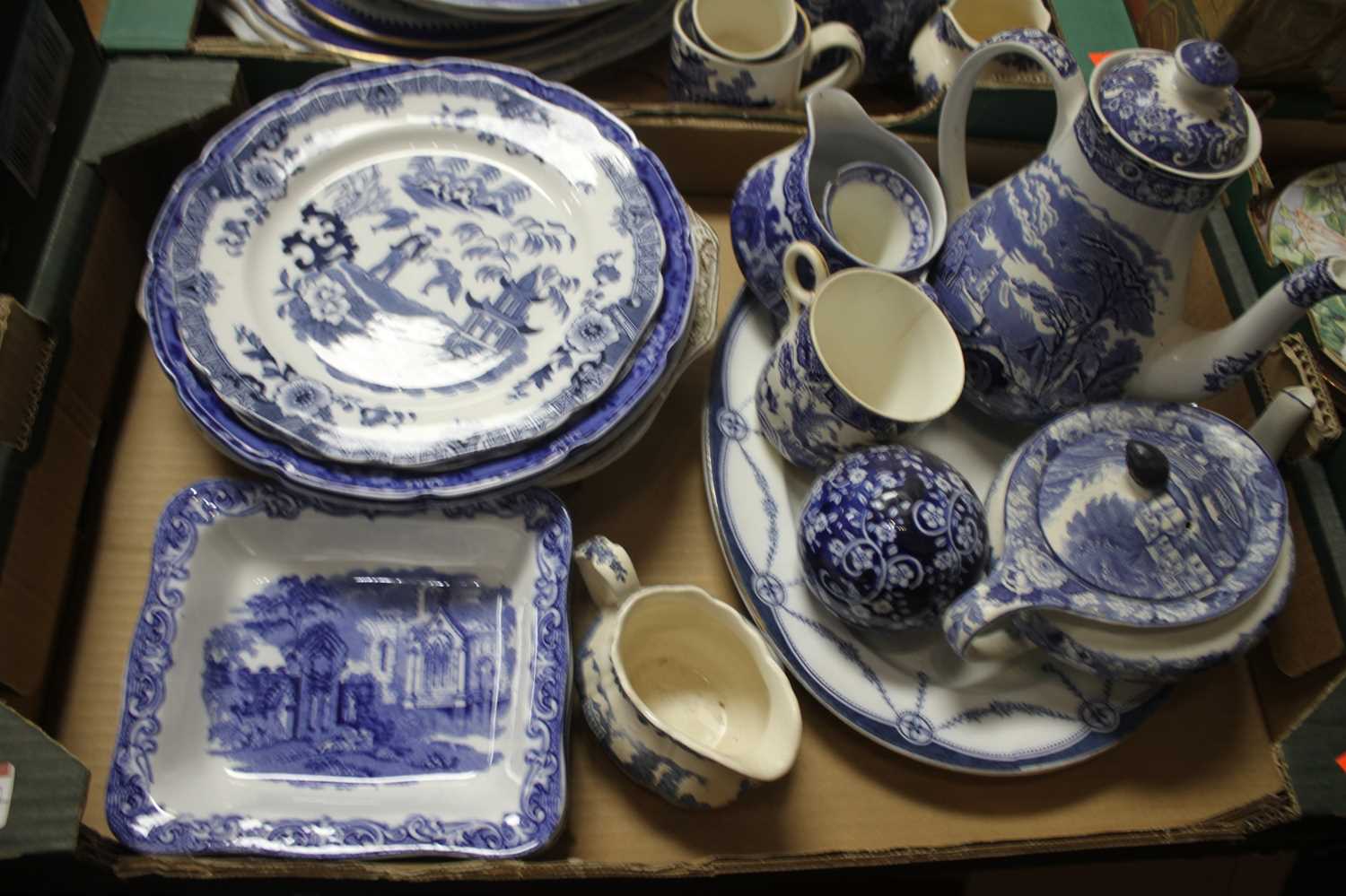 Two boxes of miscellaneous china wares by various makers to include Woodswake, Masons, blue & - Bild 2 aus 4