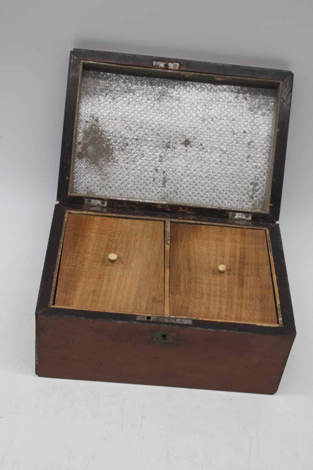 An early 20th century mahogany dome topped tea caddy, width 19cm - Bild 2 aus 2