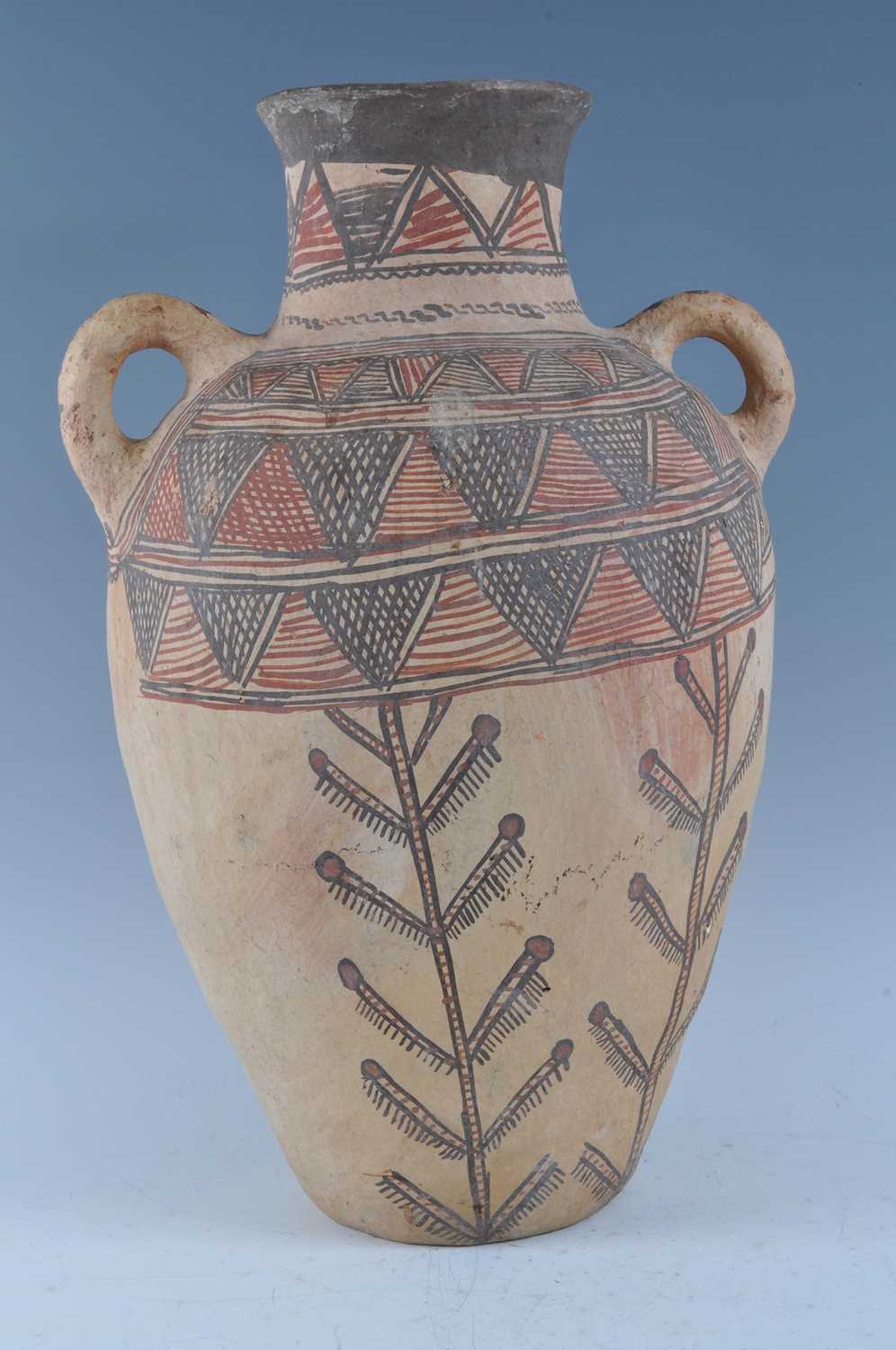 A large pottery twin handled vase of amphora shape, with traditional brushed painted bi-chrome - Bild 3 aus 4