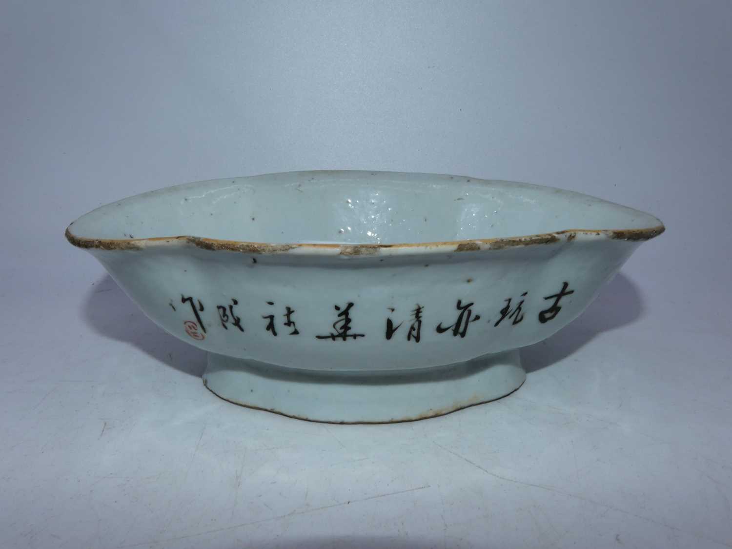 A 19th century Chinese export stoneware bowl of shaped oval form, enamel decorated with a planter - Bild 2 aus 2
