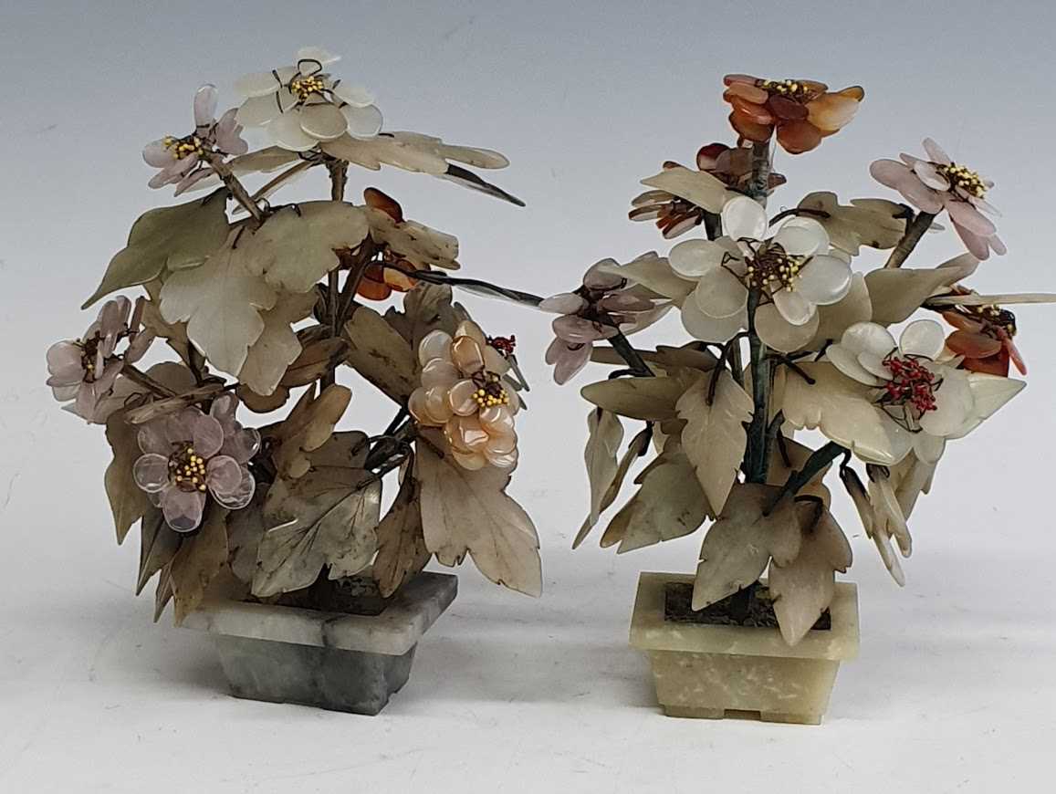 A pair of Chinese polished hardstone jardinieres of flowers, the flowerheads of varying hues - Bild 2 aus 2