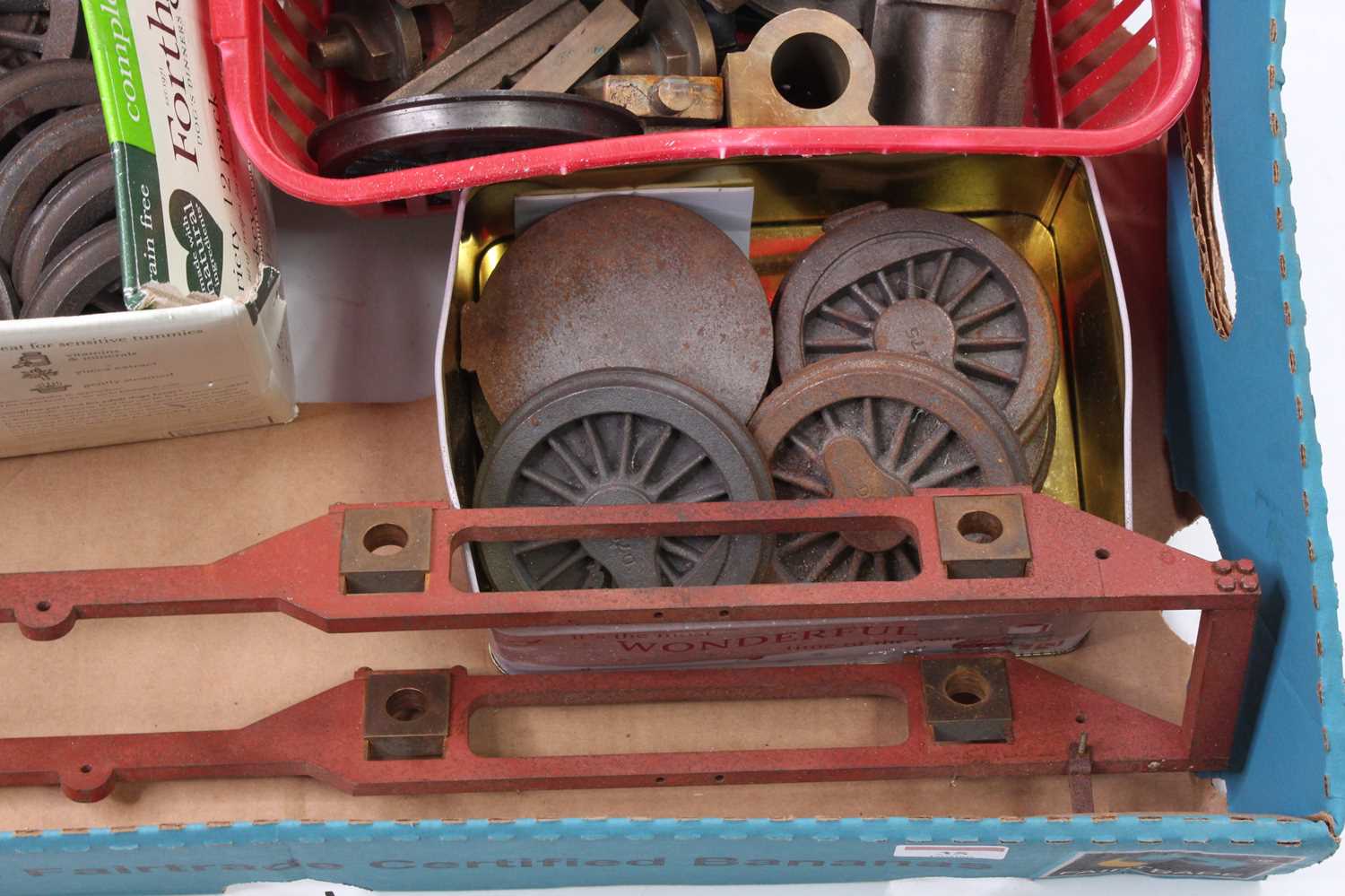 Collection of various mixed steam engine castings, components and accessories, to include casting - Image 4 of 4