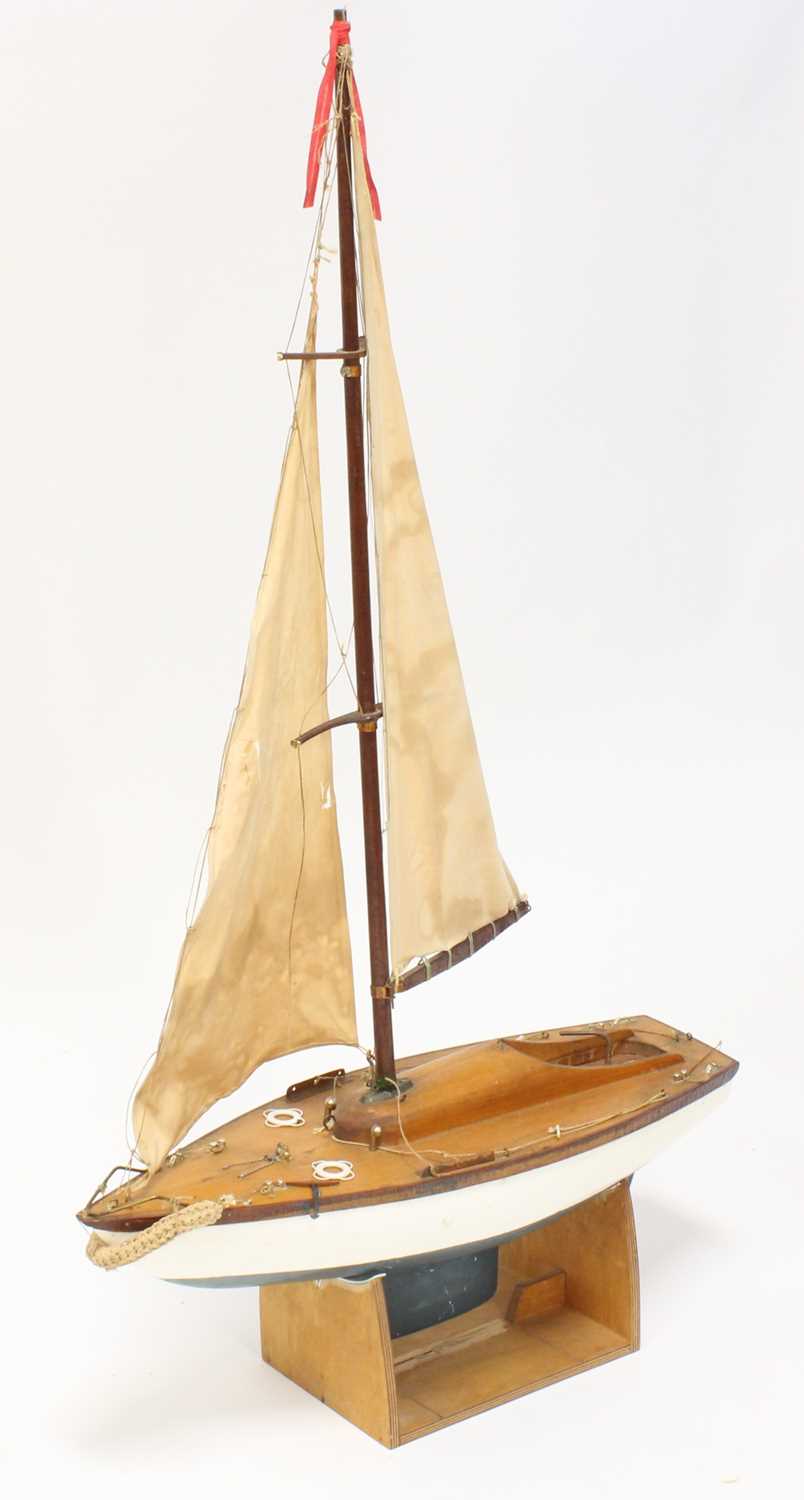 A kit built model of a wooden and GRP hulled pond yacht comprising of white hull with lead - Image 2 of 2