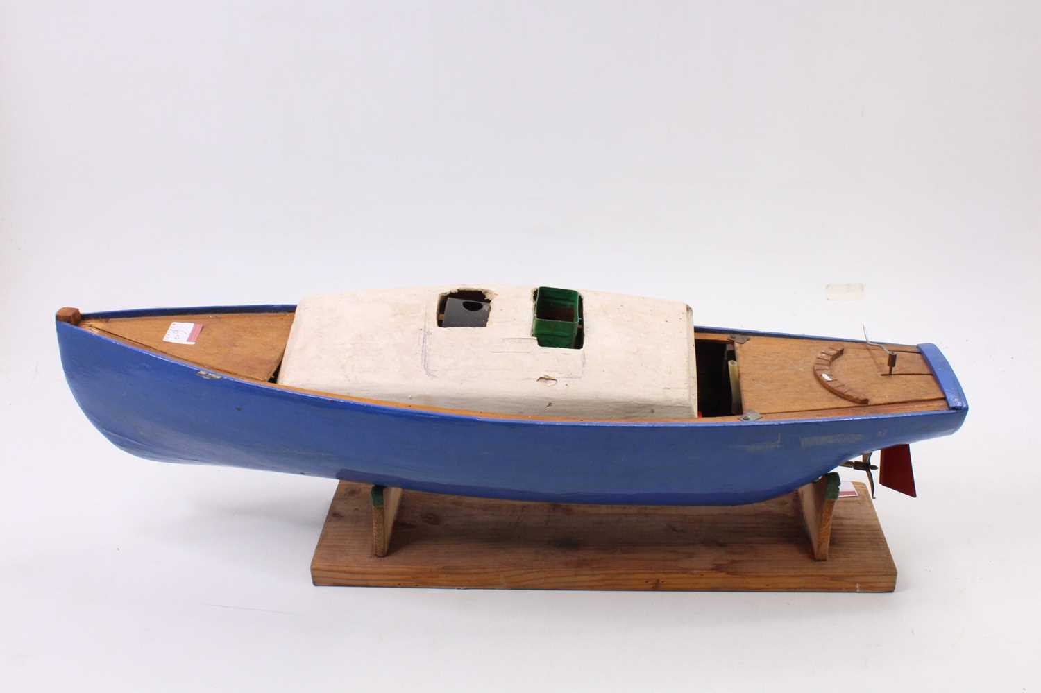 A scratchbuilt hot air engine powered steam launch, comprising of wooden hull with removable super - Image 3 of 6