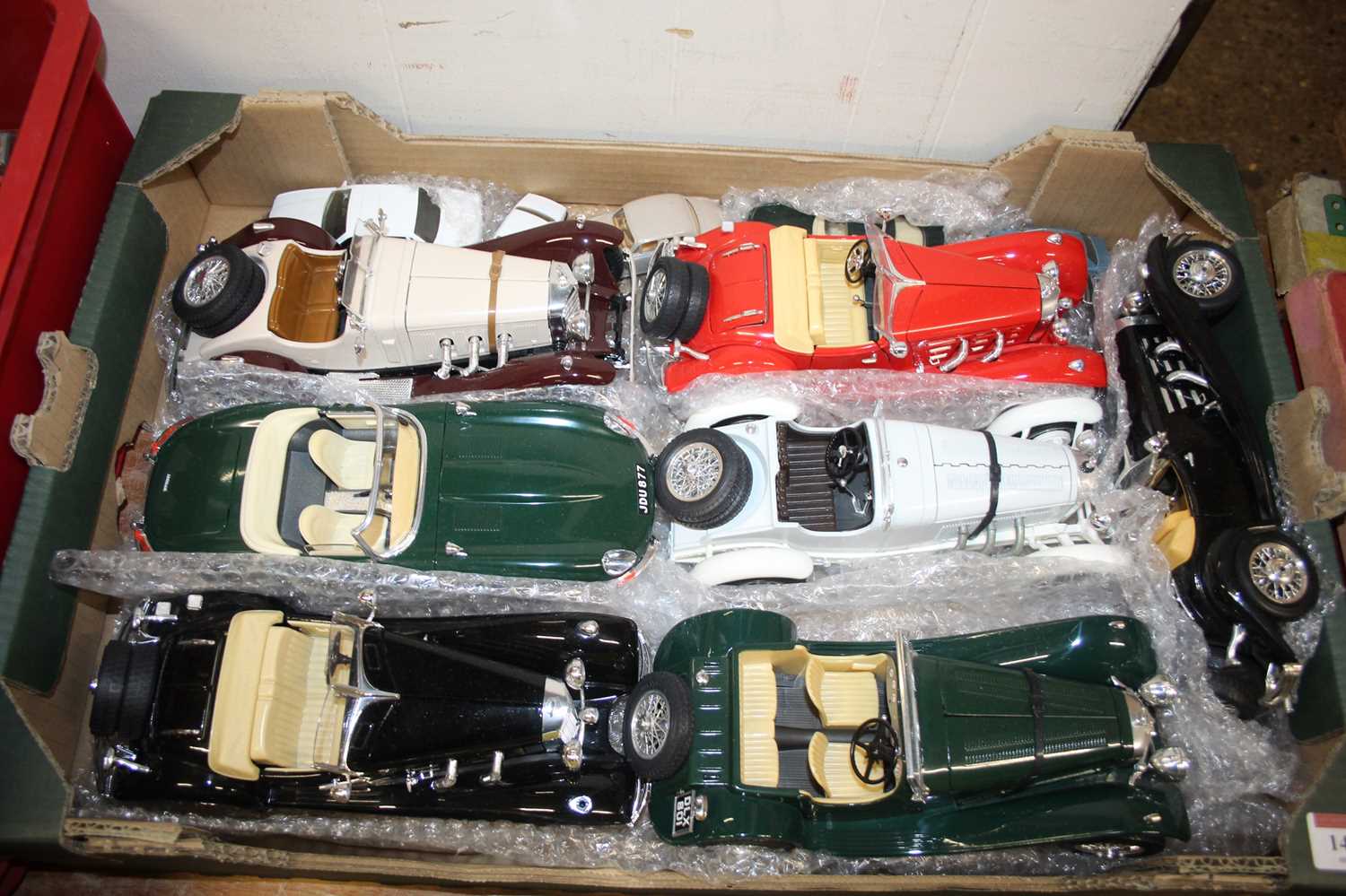 One tray of mixed loose diecast to include 1/18 scale and others, specific examples to include