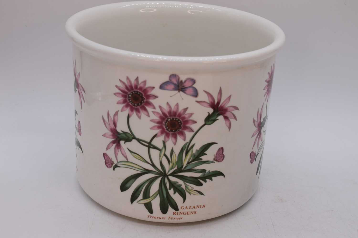 A Royal Doulton stoneware jardiniere, tube-line decorated with flowers, h.19cm; together with a - Bild 2 aus 4