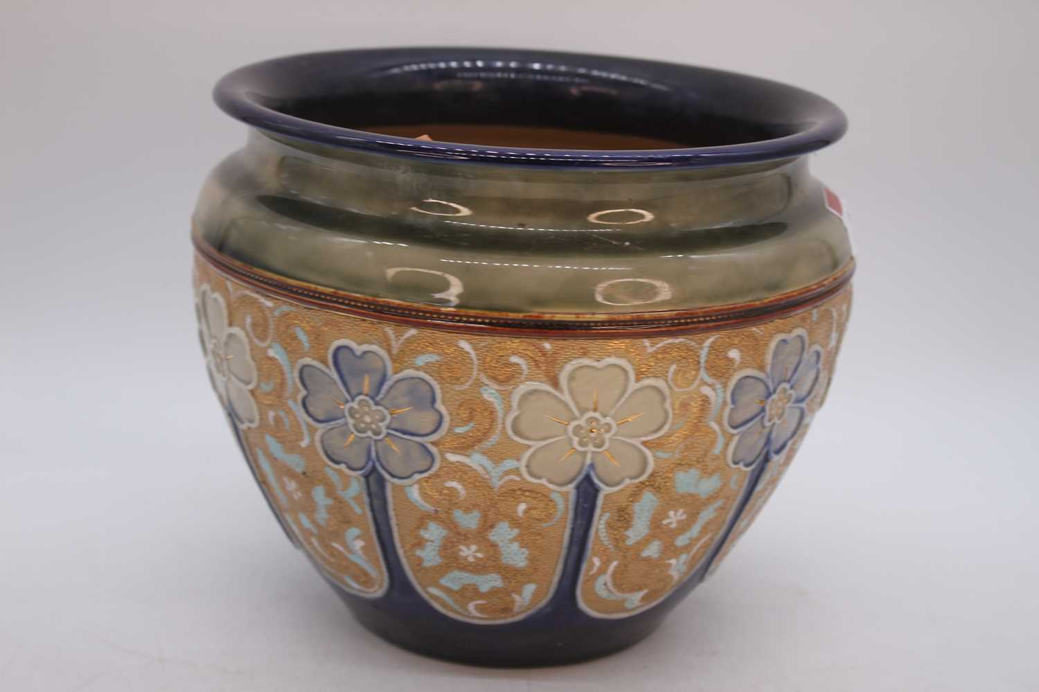 A Royal Doulton stoneware jardiniere, tube-line decorated with flowers, h.19cm; together with a - Bild 3 aus 4