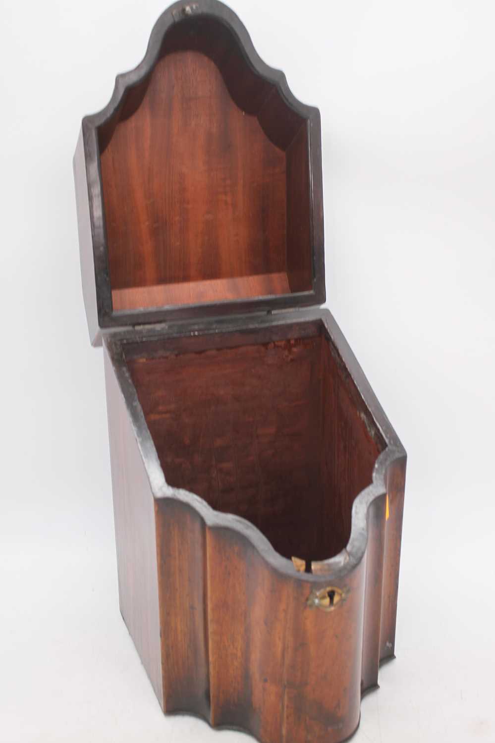 A George III mahogany knife-box, of shaped outline, h.37cmRemarkably good condition for age. You can - Bild 4 aus 4