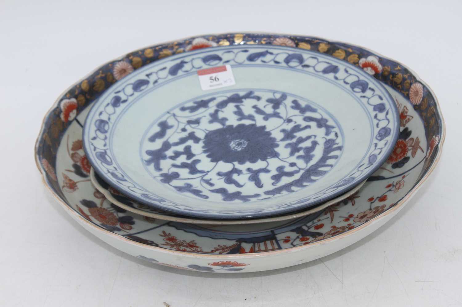 A Chinese blue and white porcelain dish, in the Twisted Lotus pattern, dia.26cm: together with a - Bild 3 aus 3