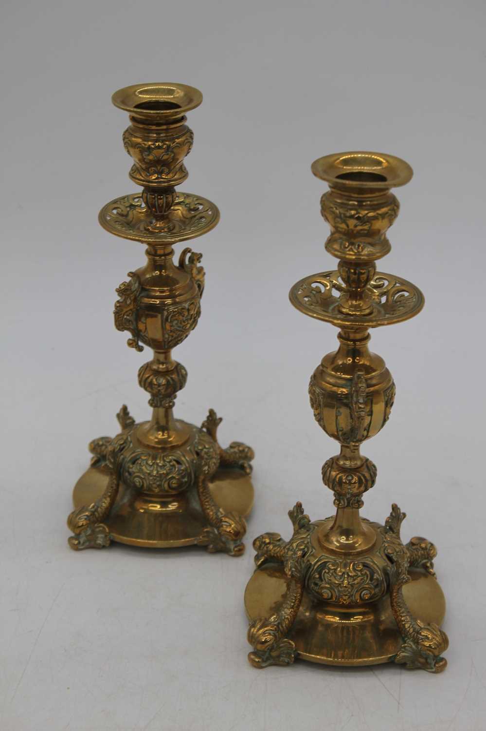 A pair of 19th century brass table candlesticks, h.23cm; together with a brass wall mirror, 43 x - Bild 2 aus 3