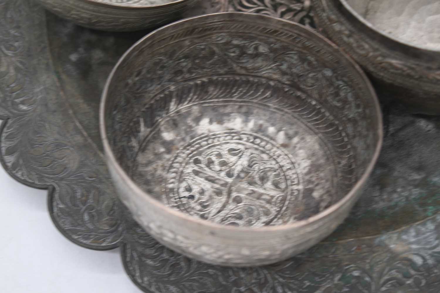 A collection of Eastern repousse decorated white metal, to include bowls and a plate (6) - Bild 3 aus 3