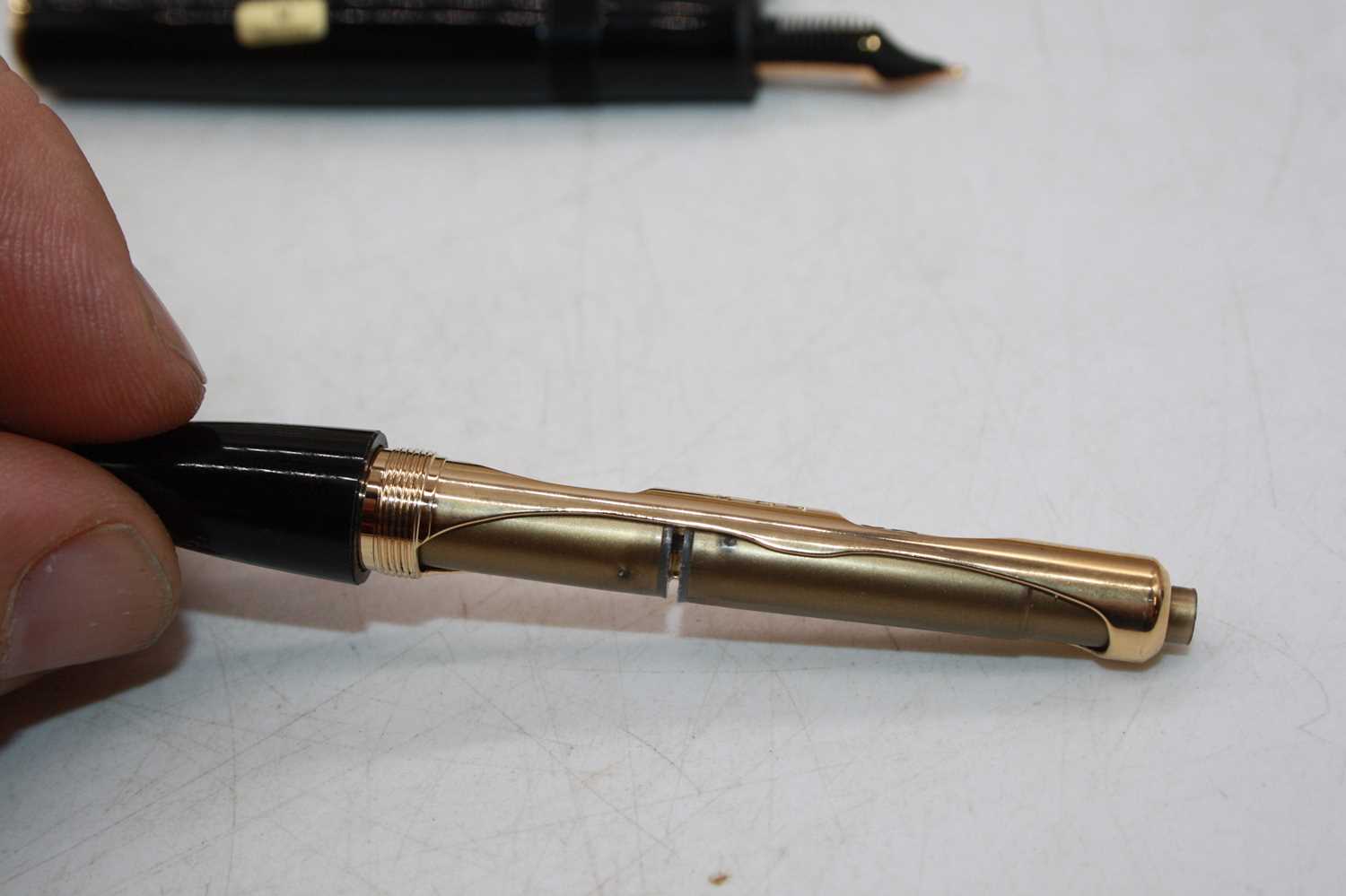 A Montblanc Meisterstuck 4810 fountain pen, in black with gold trim and snow-cap logo to to cap, - Bild 9 aus 9