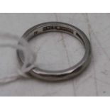 A Lucky Star platinum wedding band, 3.5g, size H