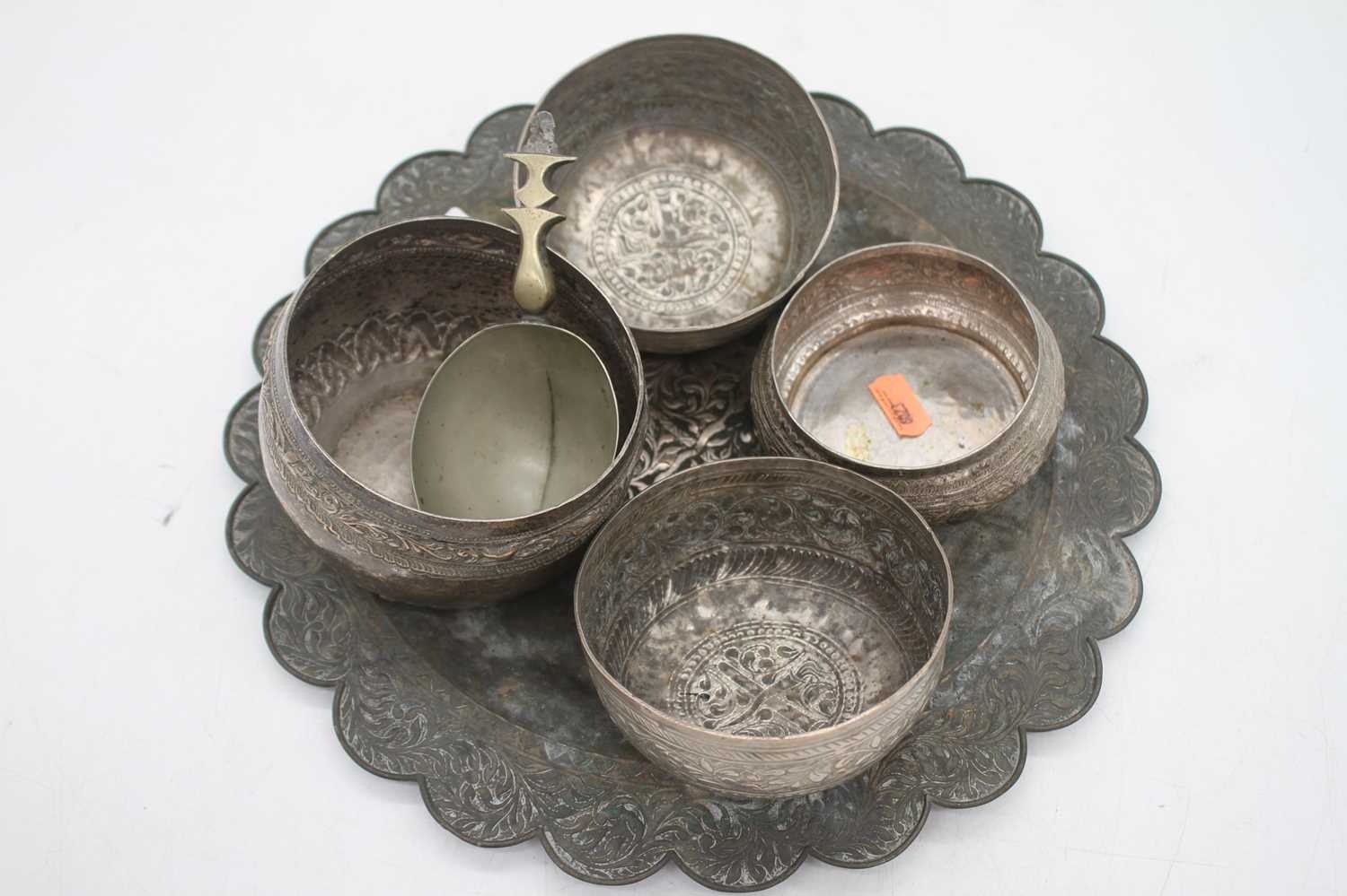 A collection of Eastern repousse decorated white metal, to include bowls and a plate (6) - Bild 2 aus 3