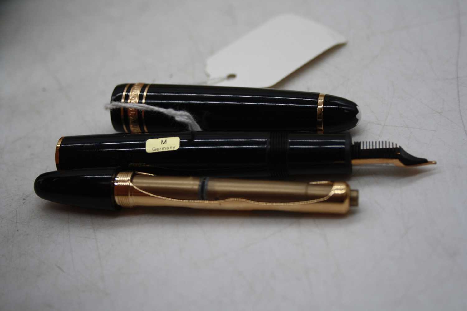 A Montblanc Meisterstuck 4810 fountain pen, in black with gold trim and snow-cap logo to to cap, - Bild 7 aus 9