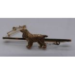 A 9ct gold safety pin bar brooch, adorned with a Golden Retriever, 3.3g, 5cm