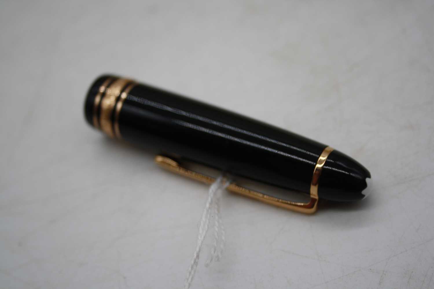 A Montblanc Meisterstuck 4810 fountain pen, in black with gold trim and snow-cap logo to to cap, - Bild 6 aus 9