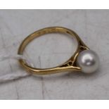 A 9ct gold cultured pearl set dress ring, 2.1g, size K/L