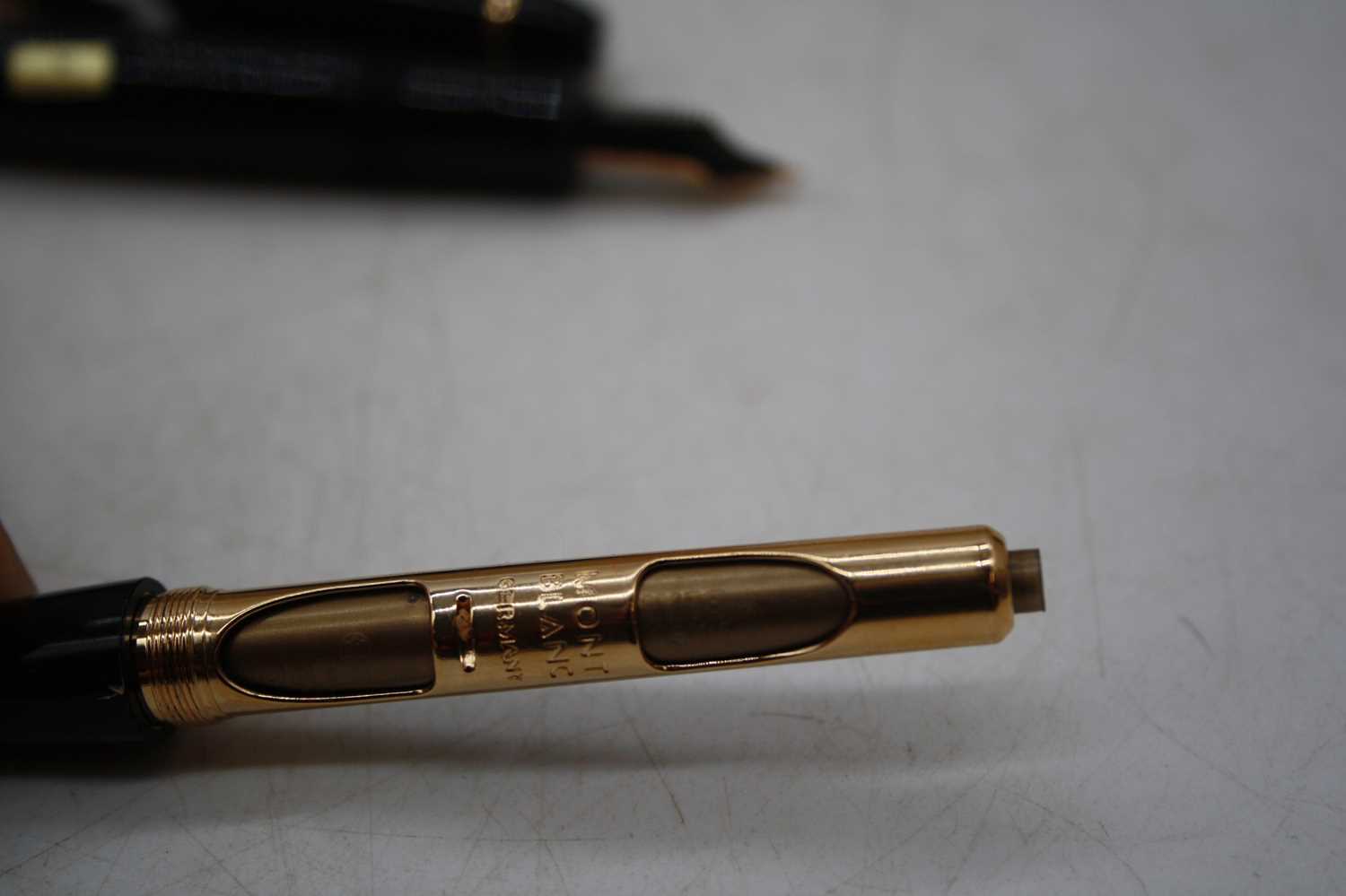 A Montblanc Meisterstuck 4810 fountain pen, in black with gold trim and snow-cap logo to to cap, - Bild 8 aus 9