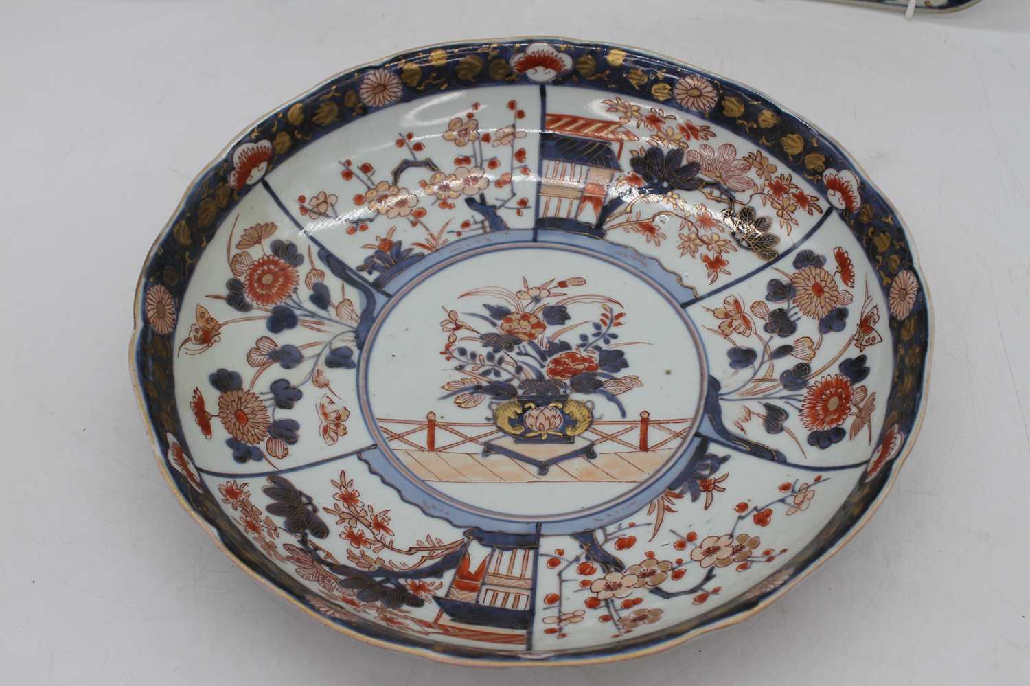 A Chinese blue and white porcelain dish, in the Twisted Lotus pattern, dia.26cm: together with a - Bild 2 aus 3