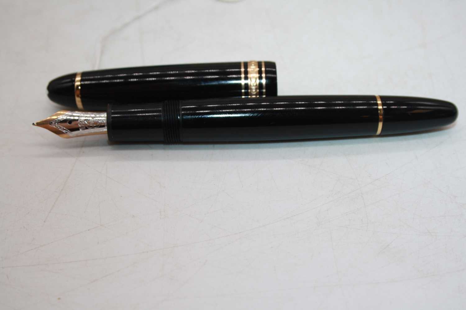A Montblanc Meisterstuck 4810 fountain pen, in black with gold trim and snow-cap logo to to cap, - Bild 4 aus 9