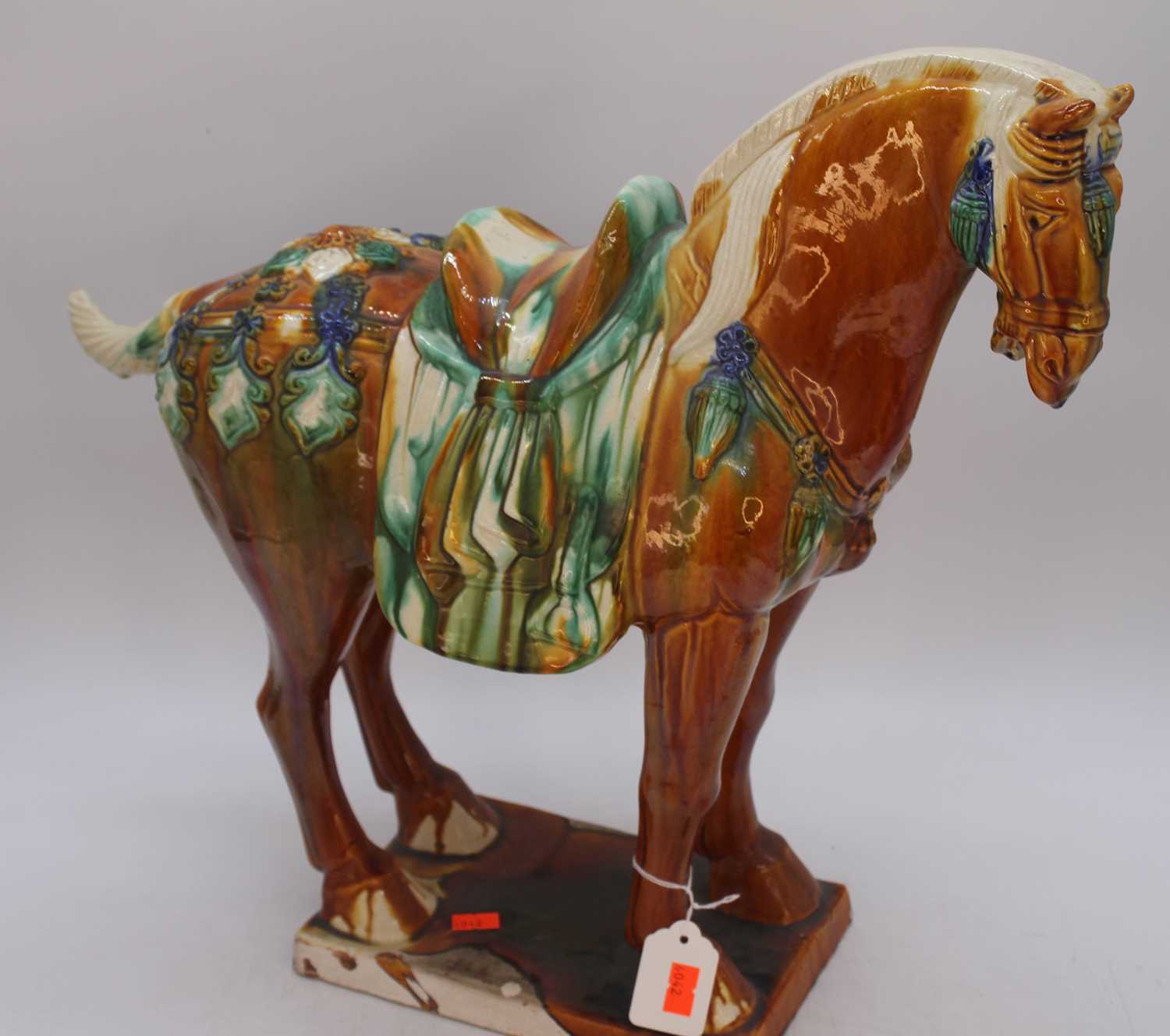 A Chinese Tang style sancai glazed earthenware mode of a horse, h.43cm - Bild 3 aus 3