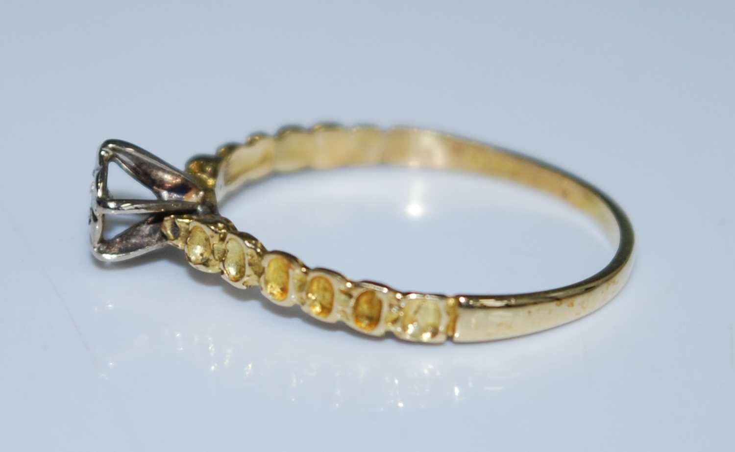 A yellow and white metal diamond single stone ring featuring a round brilliant cut diamond in an - Image 2 of 6