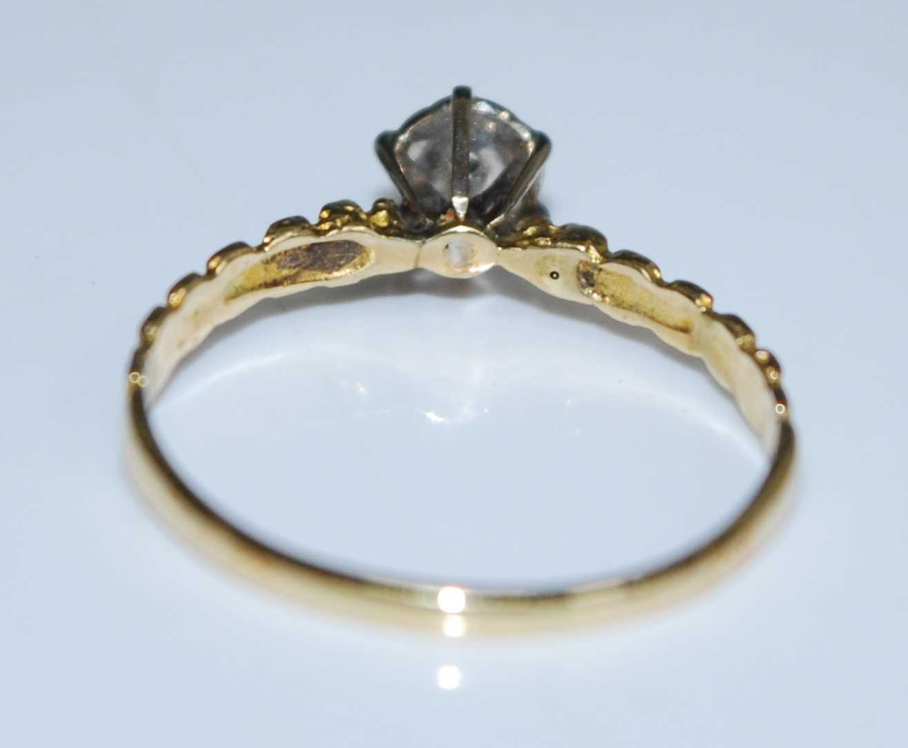 A yellow and white metal diamond single stone ring featuring a round brilliant cut diamond in an - Image 3 of 6