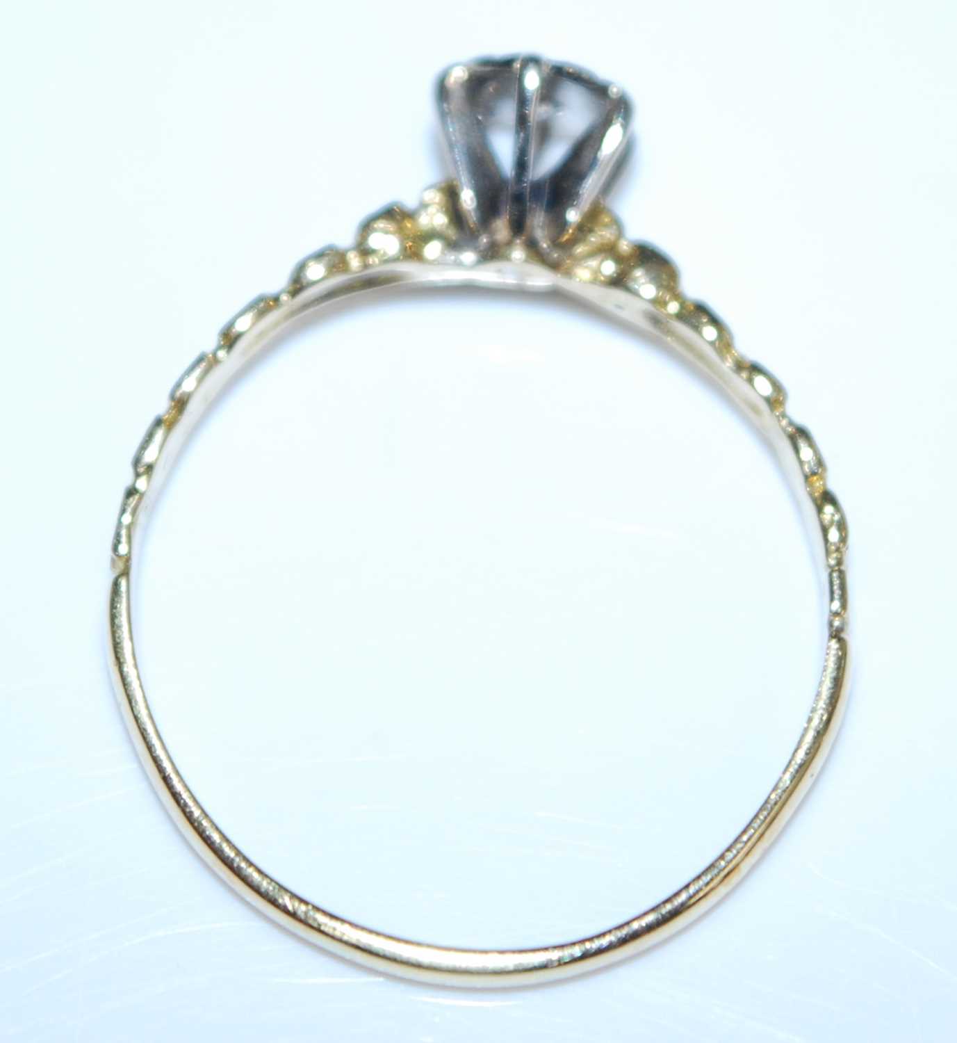 A yellow and white metal diamond single stone ring featuring a round brilliant cut diamond in an - Image 5 of 6