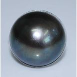 A white metal pearl dress ring, featuring a black mabé cultured pearl, approx pearl dia.28.2mm, size