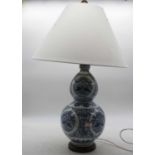 A modern Chinese style blue & white table lamp of double gourd form, with silk shade, height 40cm (