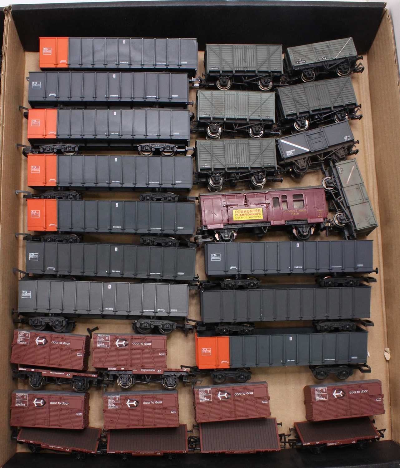 Three trays containing a good selection of 00 and H0 scale rolling stock to include Bachmann, - Image 4 of 4