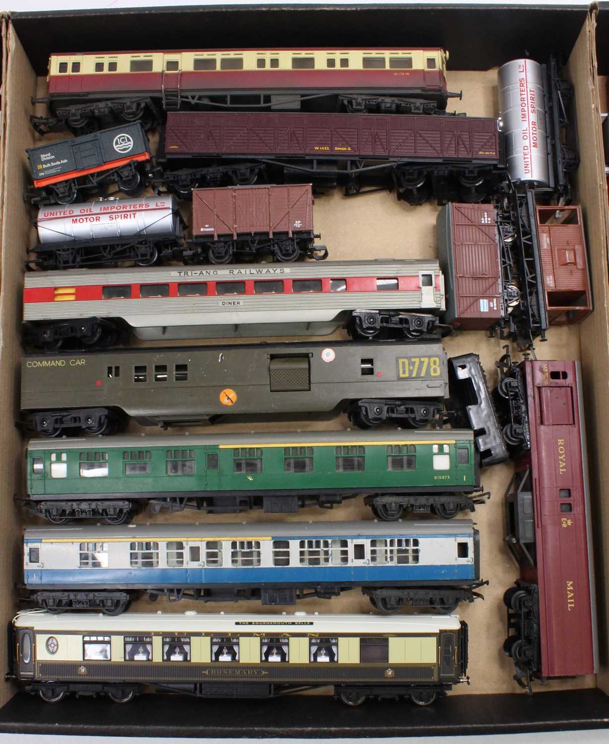 Three trays containing a good selection of 00 and H0 scale rolling stock to include Bachmann, - Image 3 of 4