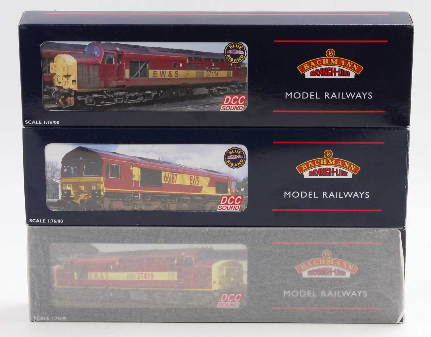 A Bachmann 00 gauge boxed diesel locomotive group to include a No. 32-725DS Class 66 Lafarge