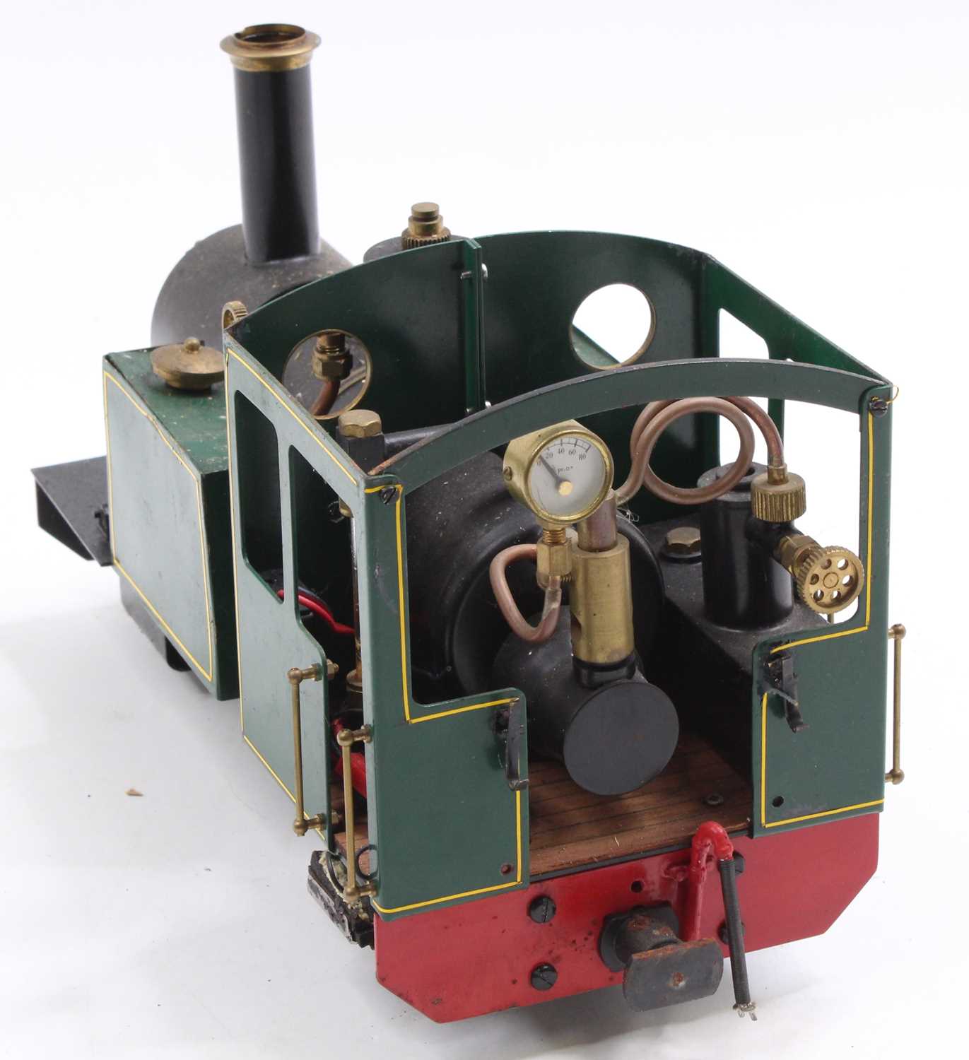 A 32mm scale radio controlled and gas powered locomotive and tender, comprising of 0-4-0 tank loco - Bild 3 aus 4