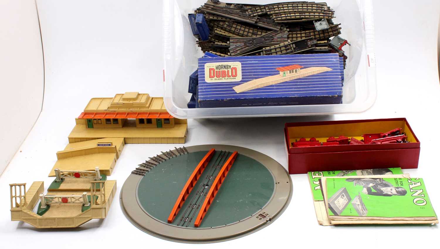 A variety of Hornby-Dublo items: 4620 breakdown crane with all jacks & extra bearer trucks (VG-BVG);