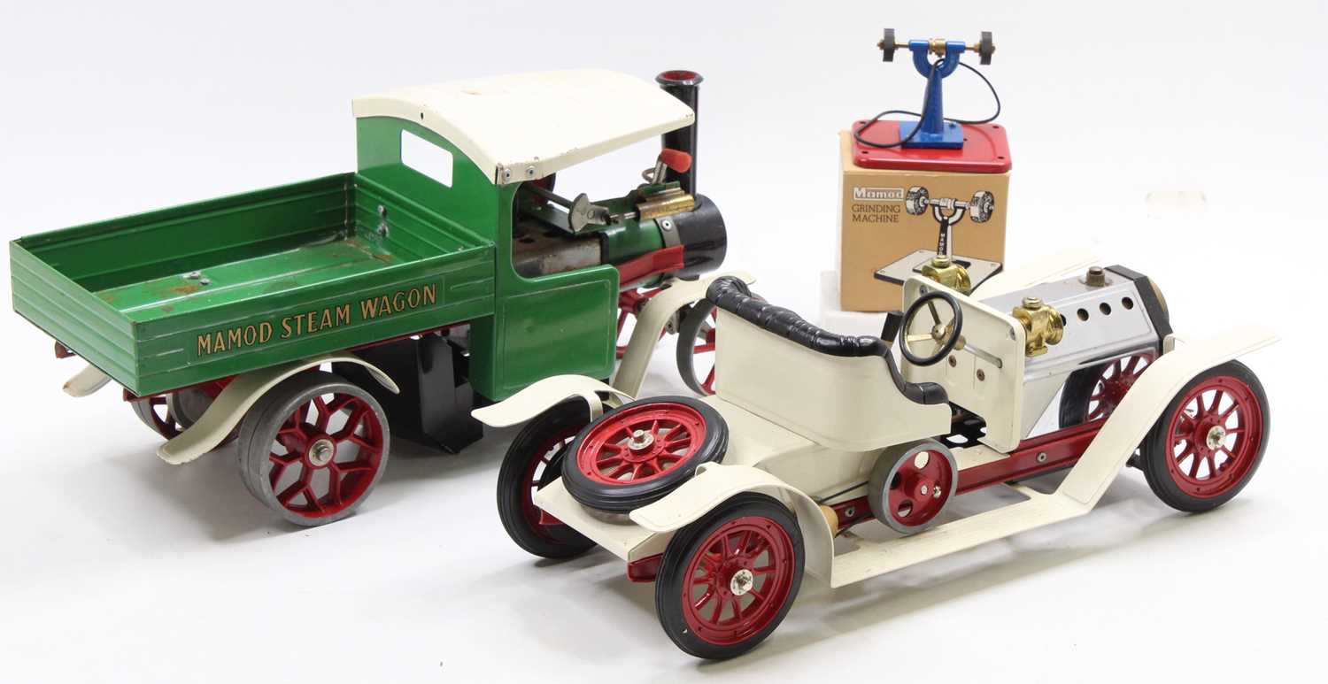 A Mamod SW1 live steam wagon comprising of green, white, and red body of usual specification, - Bild 2 aus 4