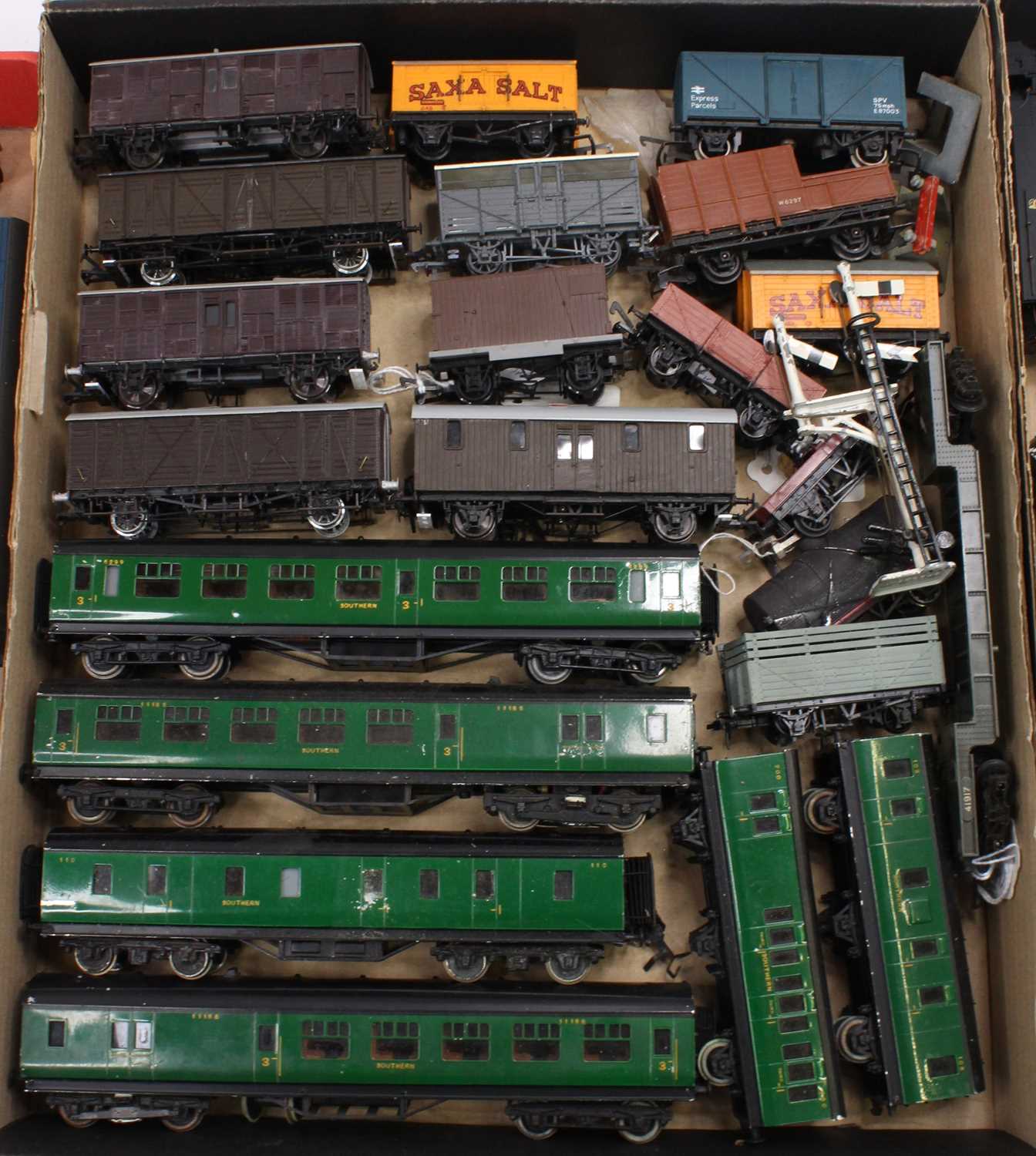 Three trays of 00 gauge items of rolling stock and locomotives to include Exley, Bachmann, Lima, and - Bild 3 aus 4
