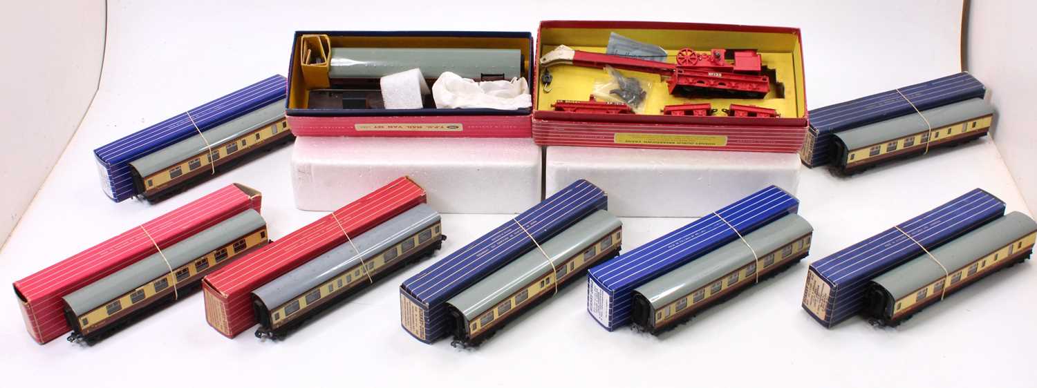 Hornby-Dublo coaches, TPO and Breakdown crane. Brown & cream tinplate coaches: 3 x br/2nd; 2 x 1st/