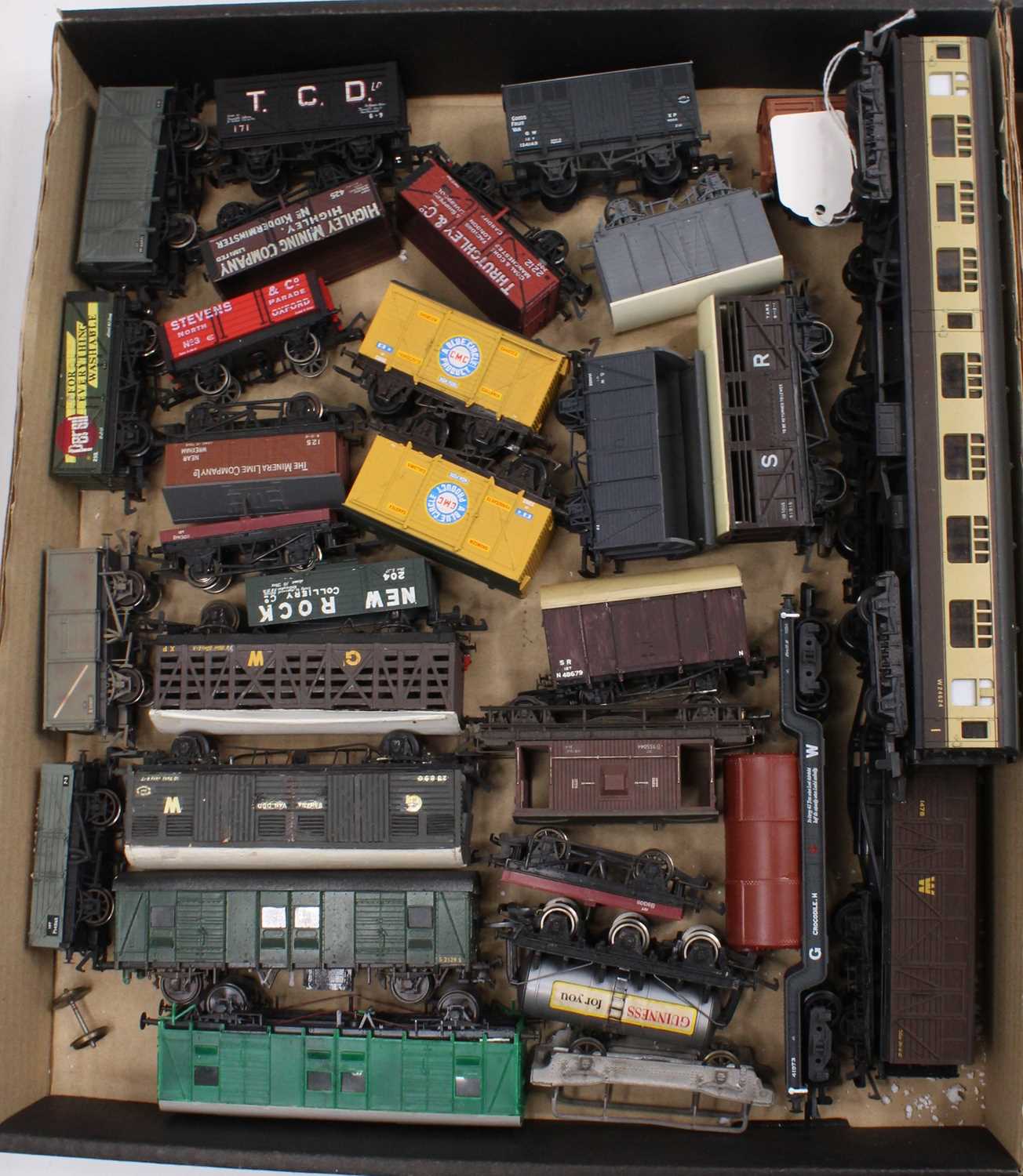 Three trays containing a good selection of 00 and H0 scale rolling stock to include Bachmann, - Image 2 of 4